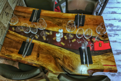 Table en noyer et résine époxy vin rouge avec inclusion de bouchons de vin-01