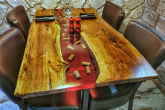 Table en noyer et résine époxy vin rouge avec inclusion de bouchons de vin-02