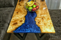 Table en frêne d'olivier et résine époxy bleue-02